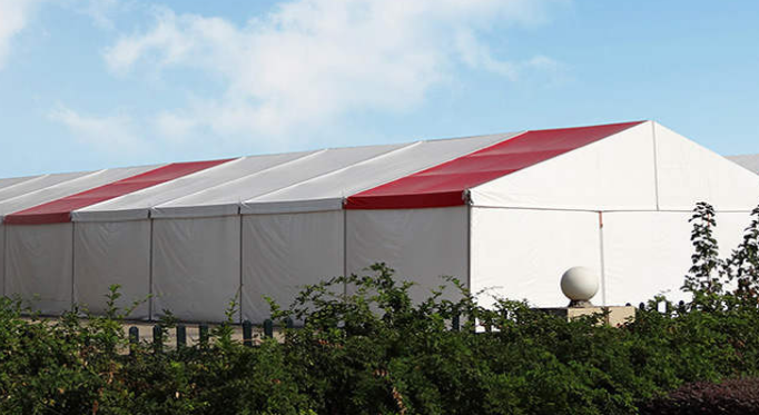 篷房在現(xiàn)代生活中各方面的運用越來與廣泛，不僅僅是企業(yè)在各大型戶外展會活動或宣傳活動中可用到，更多體育賽事篷房或個性篷房婚禮中，篷房都是隨處可見的身影。篷房究竟是以什么樣的優(yōu)勢而被大家所追捧?